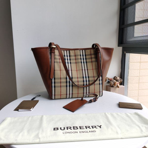 Burberry popular model number: 22585